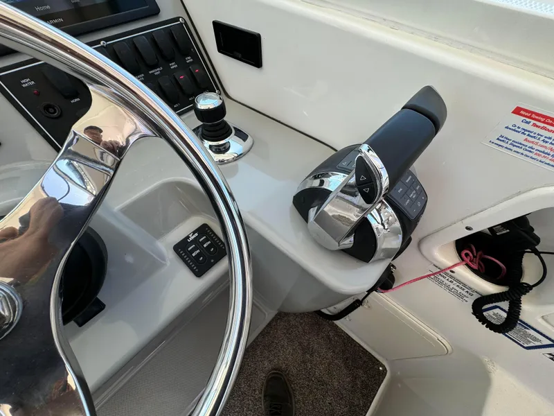 2015 Boston Whaler 315 Conquest
