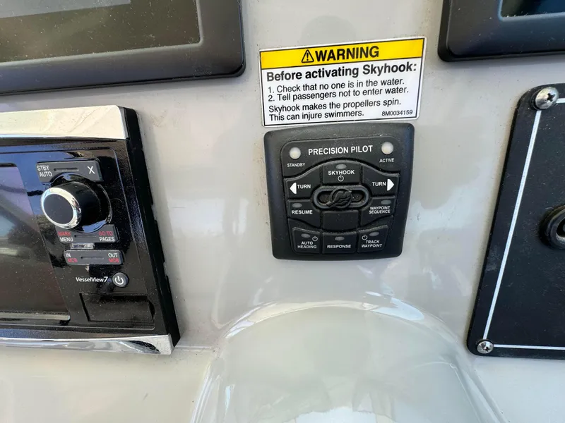 2015 Boston Whaler 315 Conquest
