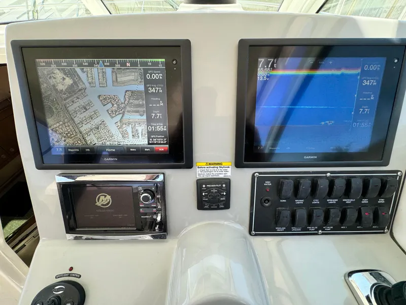 2015 Boston Whaler 315 Conquest