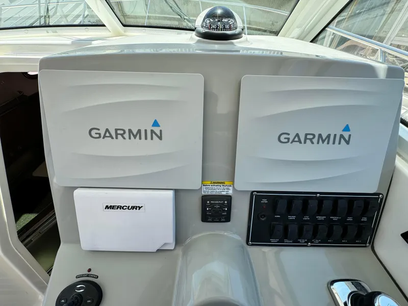 2015 Boston Whaler 315 Conquest