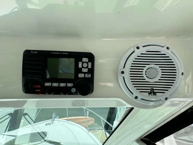 2015 Boston Whaler 315 Conquest