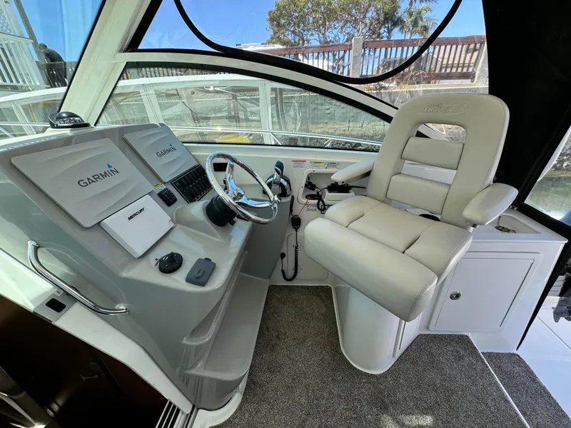 2015 Boston Whaler 315 Conquest