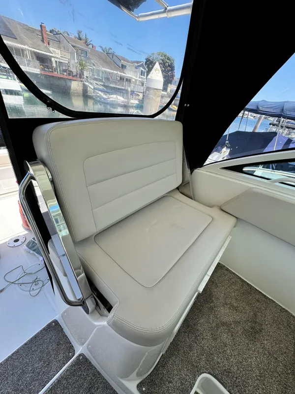 2015 Boston Whaler 315 Conquest