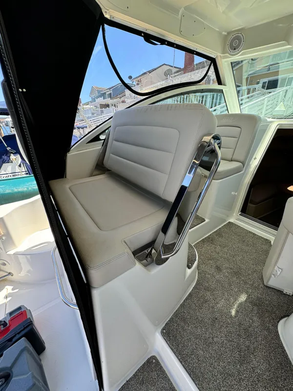 2015 Boston Whaler 315 Conquest
