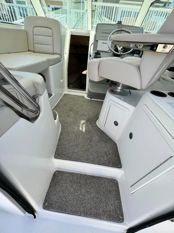 2015 Boston Whaler 315 Conquest
