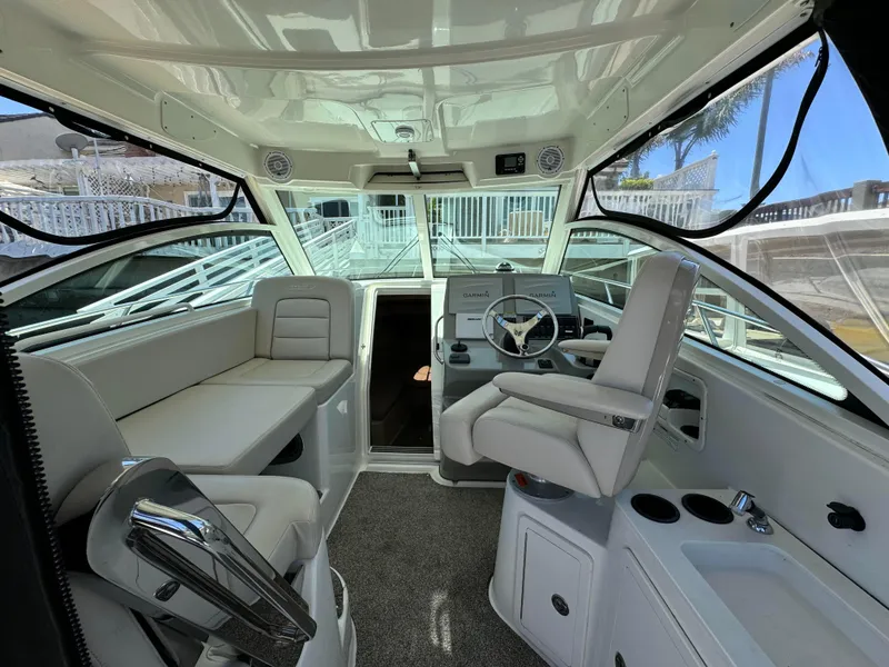 2015 Boston Whaler 315 Conquest