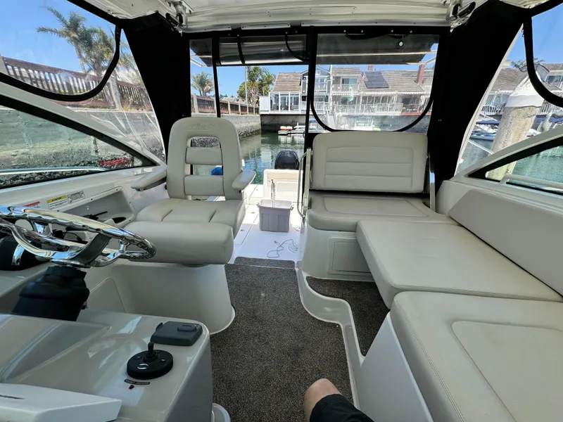 2015 Boston Whaler 315 Conquest