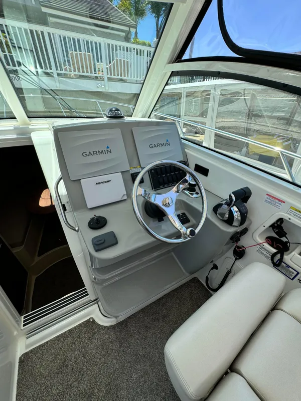 2015 Boston Whaler 315 Conquest