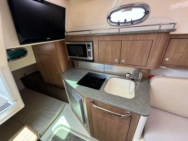 2015 Boston Whaler 315 Conquest