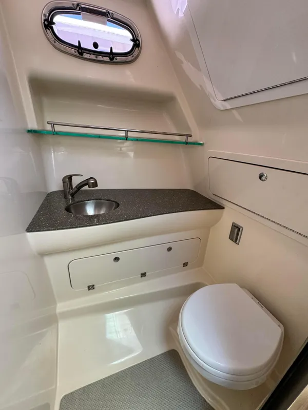 2015 Boston Whaler 315 Conquest