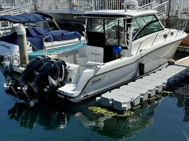 2015 Boston Whaler 315 Conquest
