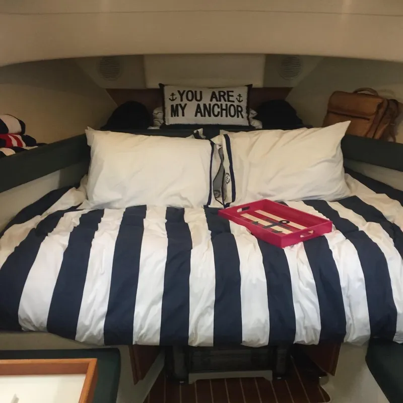 2000 Mainship Pilot 30 Sedan