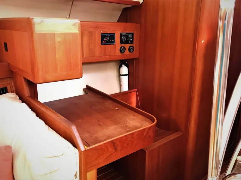 1998 Hunter 45 Center Cockpit