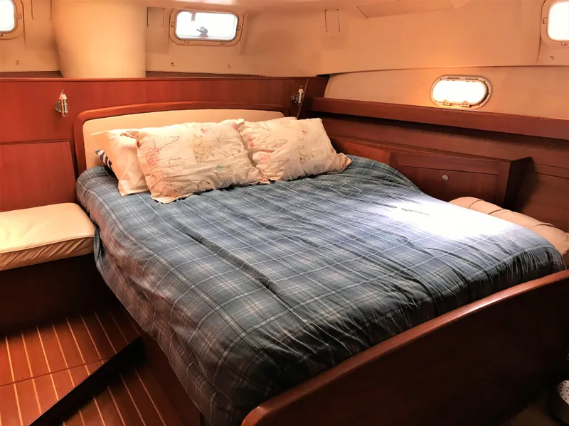 1998 Hunter 45 Center Cockpit