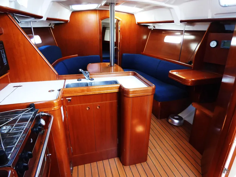 2004 Beneteau 373