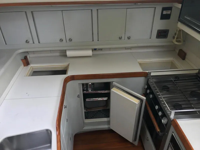 Ref/Freezer  open