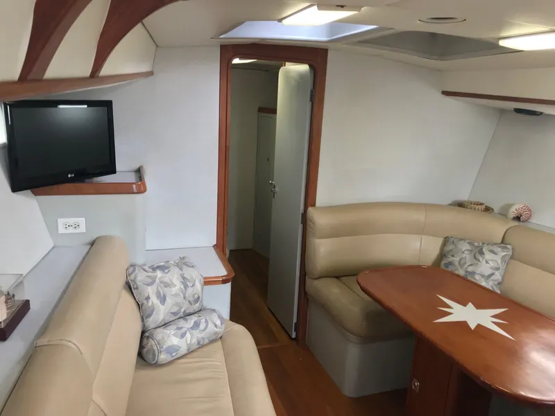 Salon toward fwd cabin