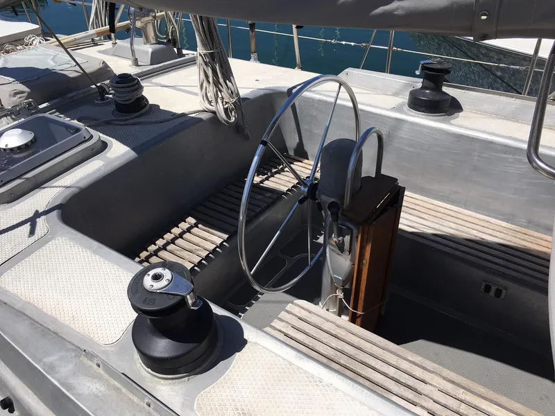Cockpit with teak seats
