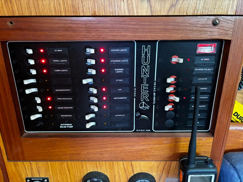 2000 Hunter 320