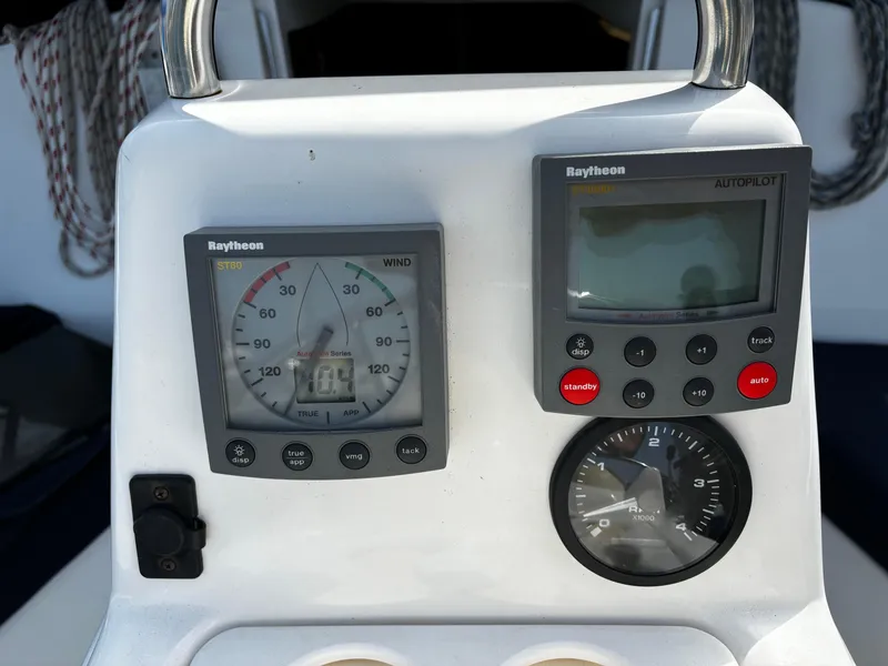 2000 Hunter 320