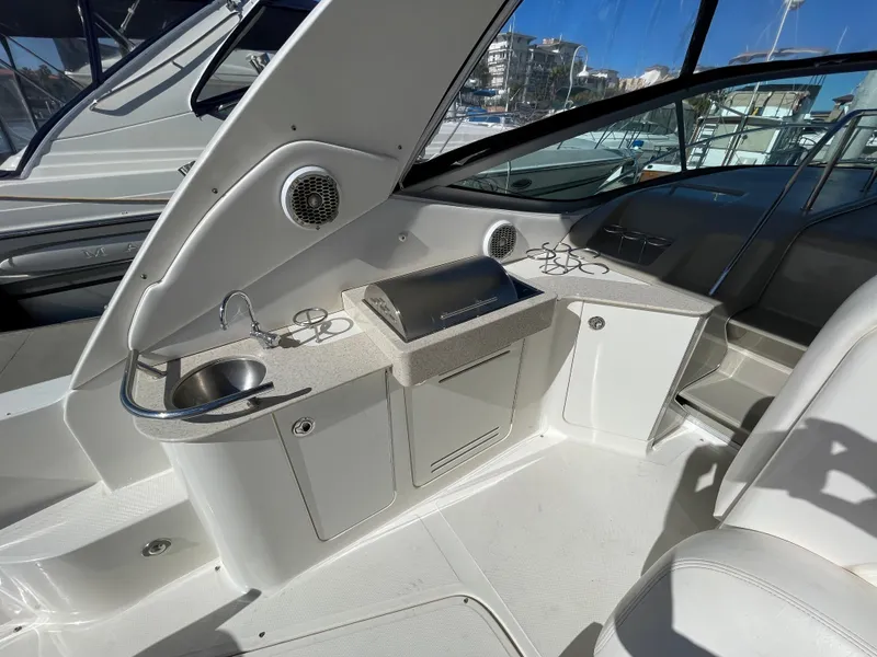 2011 Sea Ray Sundancer 330