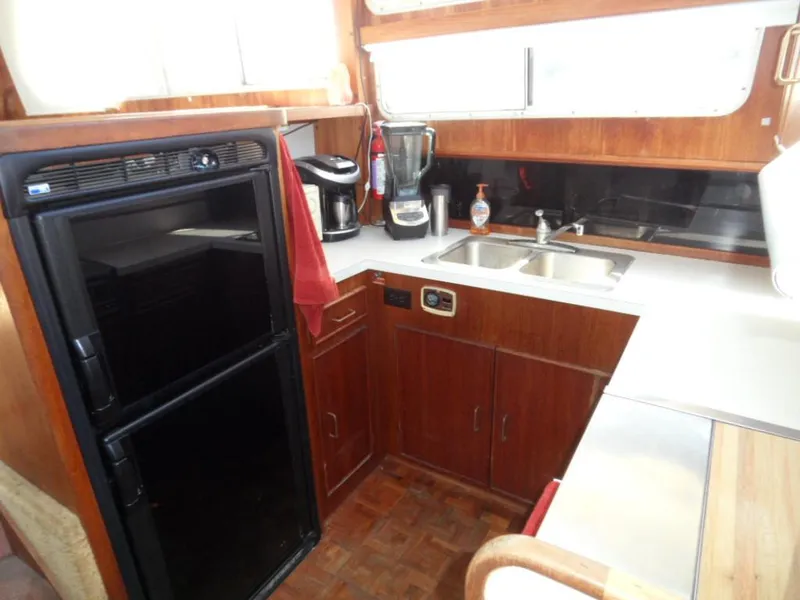 1986 Tollycraft Cockpit Motor Yacht
