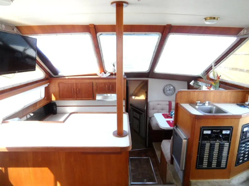 1986 Tollycraft Cockpit Motor Yacht