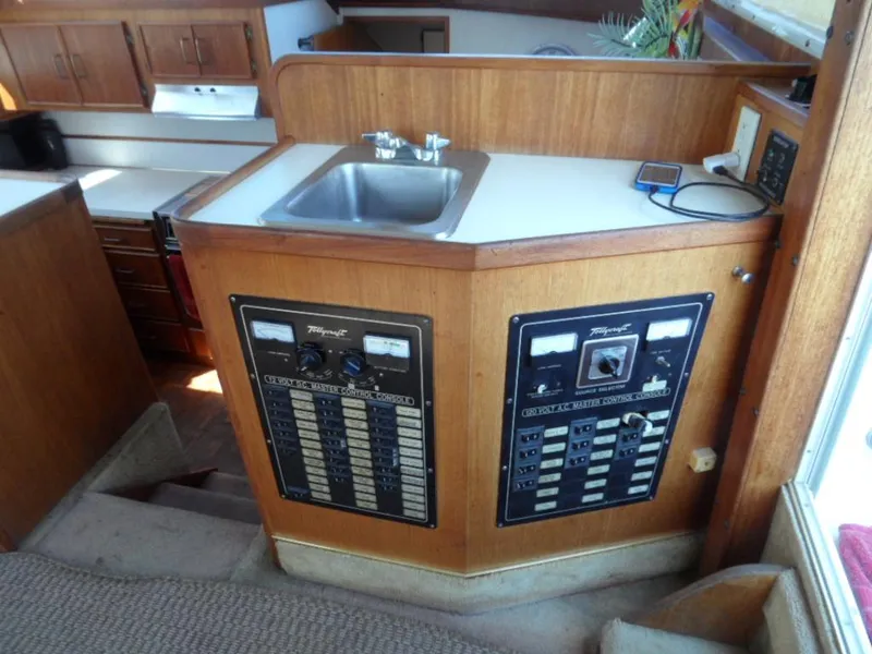 1986 Tollycraft Cockpit Motor Yacht