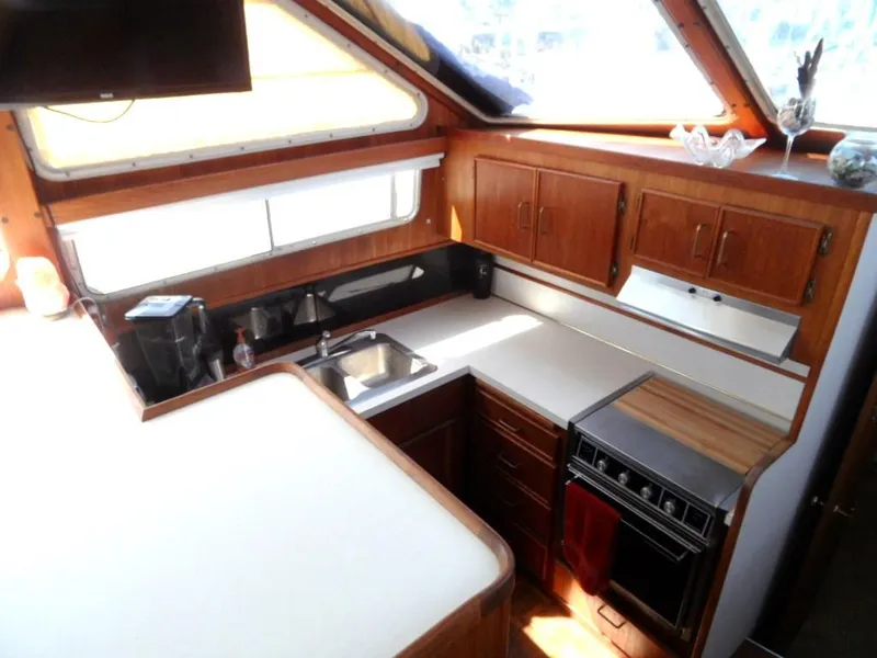 1986 Tollycraft Cockpit Motor Yacht