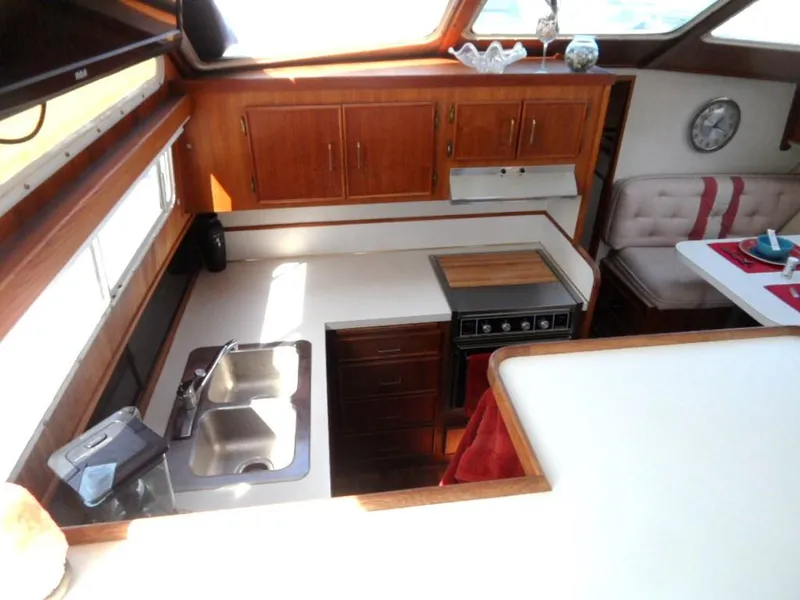 1986 Tollycraft Cockpit Motor Yacht