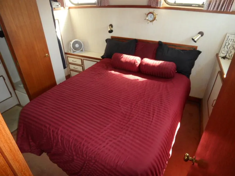1986 Tollycraft Cockpit Motor Yacht
