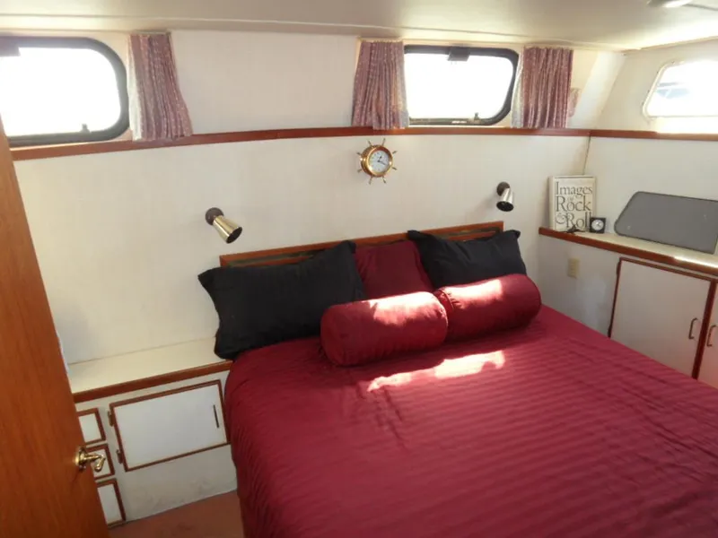 1986 Tollycraft Cockpit Motor Yacht