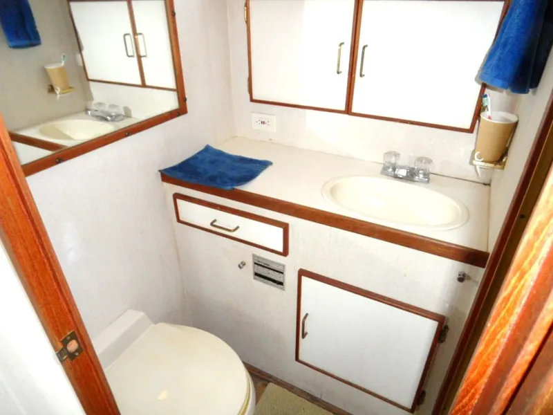 1986 Tollycraft Cockpit Motor Yacht