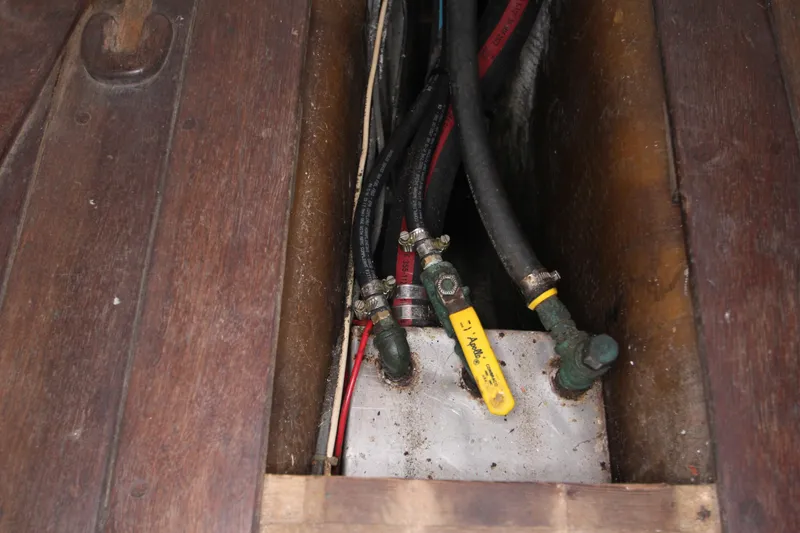 Apollo valves on fuel tank