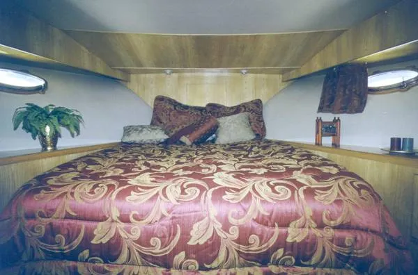 forward stateroom with queen