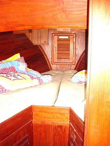 Forward V-berth