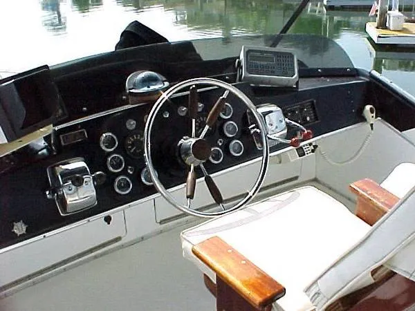 1977 Chris-Craft Flybridge Sedan