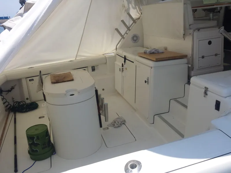 Very Large Fishing Cockpit w/ Mooring Cover