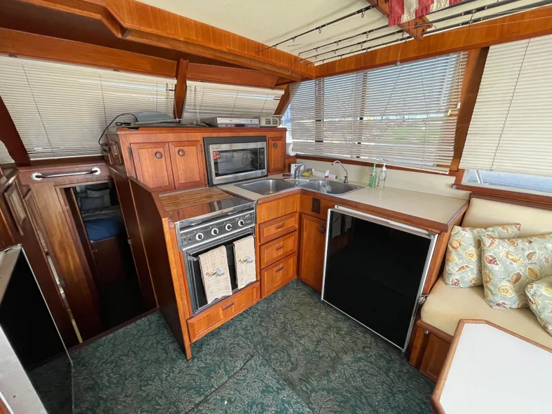1984 Uniflite 38 Sportfisher