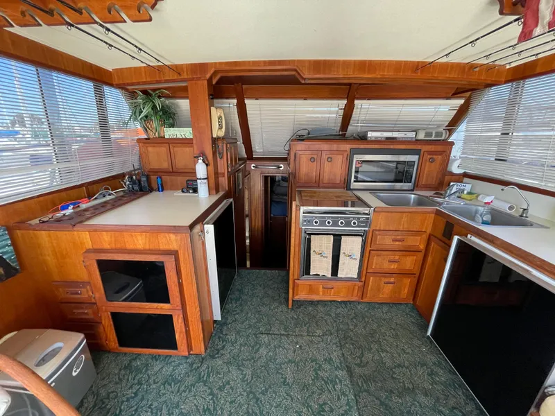 1984 Uniflite 38 Sportfisher