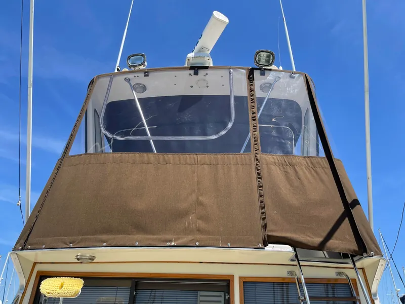 1984 Uniflite 38 Sportfisher