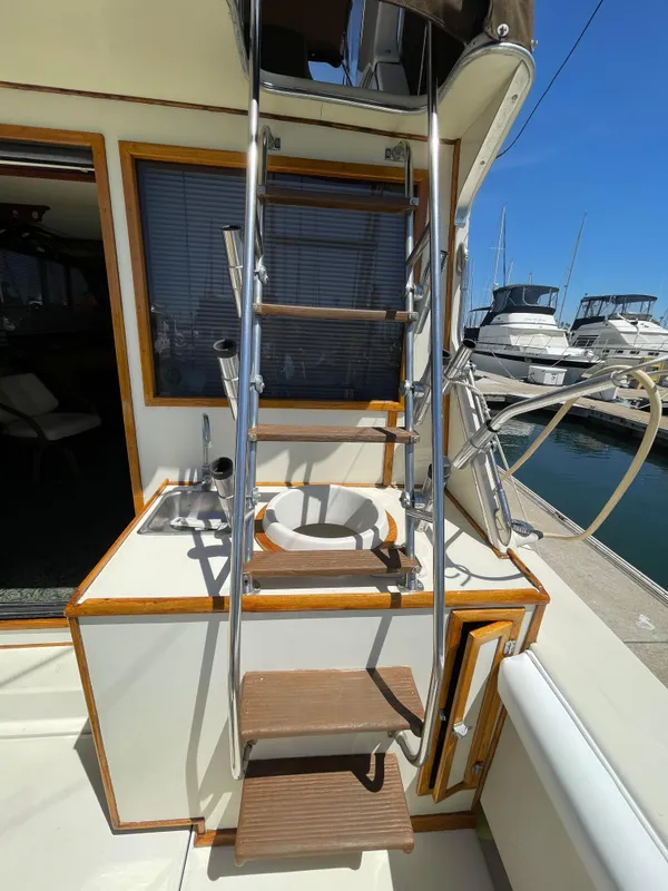 1984 Uniflite 38 Sportfisher