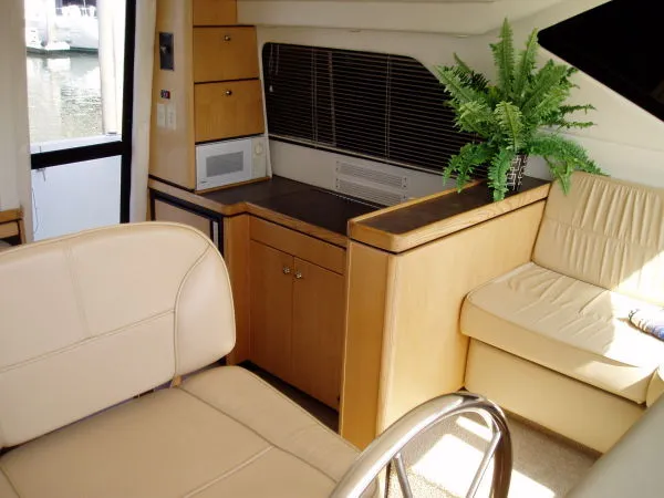 1999 Bayliner 3258 Avanti Command Bridge