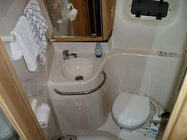 1999 Bayliner 3258 Avanti Command Bridge