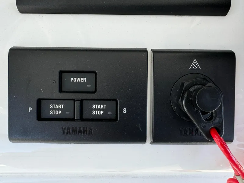 Control panel of a 2021 Sea Hunt Gamefish 30 Coffin Box with Yamaha start-stop buttons.