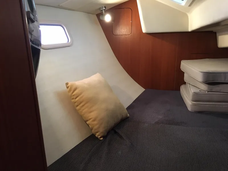 Large aft bunk