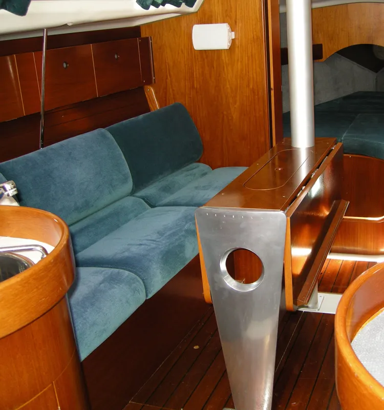 Salon to port