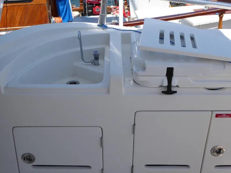 Flybridge sink