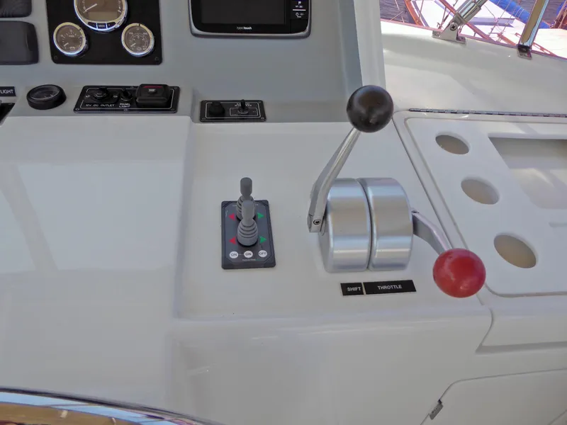 Flybridge bow-stern thruster