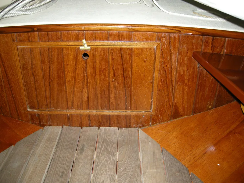 Aft storage compartment